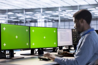 Sunucu merkezindeki mühendis kroma anahtar PC kullanarak potansiyel tehditlerden korunmasını sağlıyor. Çalışanların veri merkezini çoklu monitör düzeneği olan hackerlara karşı korumasıName
