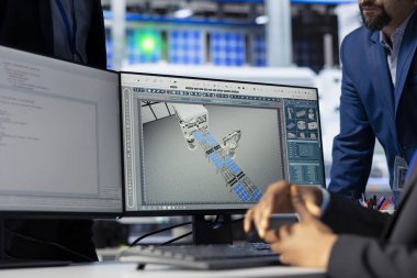 Güneş paneli üretim tesisi yöneticisi teknisyen programlama endüstriyel sistemleri tarafından yapılan ilerlemeyi kontrol ediyor ekipman performansını izlemek ve geliştirmek için araçlar geliştiriyor, kapatılıyor