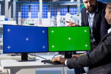 Photovoltaics fabrika ekip lideri ve yeşil ekran PC 'de uzman ince ayar sistemi ayarları. Yönetici, kroma anahtar bilgisayar kullanarak güneş panelleri bitki montaj hatları yapılandırması mühendisi ile çalışır