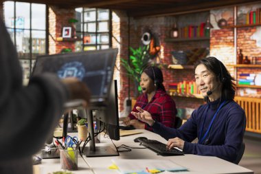 Çoklu dil desteği sağlamak için yapay zeka sohbet robotu kullanan çok ırklı bir ekip çağır. Müşterilerin etkileşimlerini çevirmek için yapay zeka araçları kullanan çok ırklı müşteri desteği