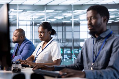 Veri merkezindeki programcılar, sorunları çözmek için bilgisayar üzerinde sistem tanılama testleri yapıyorlar. Ortak çalışan çalışanlar ağ sorunlarının performansını düzeltmek için PC üzerinde konuşlandırma ve hata kontrol araçları