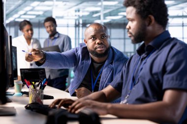 Algoritmalar oluşturmak ve uygulamalar oluşturmak için programlama dilleri kullanan veri merkezi mühendisi uyarıcısı. Sunucu merkezi azarlama çalışanı kodu uygun şekilde optimize edemiyor