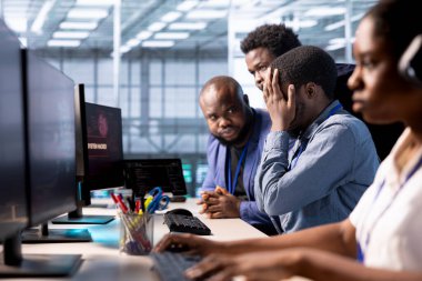 Bilgisayar korsanları güvenlik duvarını aşmayı başardıktan sonra sunucu çiftliğindeki programcılar tüm verileri kaybettikten sonra üzüldüler. Veri merkezindeki monitörde kritik hata uyarısı, bilişim personelinin moralini bozuyor