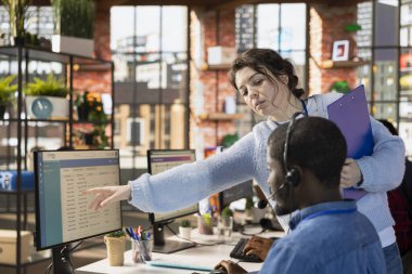 Müşteri merkezi müdürü, CSM sistemindeki müşteri etkileşimlerini bilgisayarda nasıl kaydedeceğini öğretiyor. Çağrı merkezi, müşteri yönetimi yazılımını kullanan stajyer doktorlara özel ders veriyor.