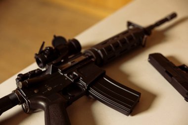 Atış menzilindeki saldırı silahı çatışmada güvenliği ve hayatta kalabilirliği arttırmak için tasarlandı. Pratikte ateşli silah kullanım verimliliğini arttırmak için kullanılan askeri tüfek.