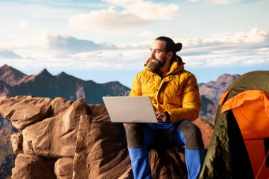 Bazı işleri yapmak için her zaman internete bağlanan genç girişimci, yüksek hızlı güçlü sinyal ve teknoloji bağımlılığının keyfini süren işkolik kişi. Ağ bağımlılığı olan maceraperest.