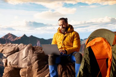 Bazı işleri yapmak için her zaman internete bağlanan genç girişimci, yüksek hızlı güçlü sinyal ve teknoloji bağımlılığının keyfini süren işkolik kişi. Ağ bağımlılığı olan maceraperest.
