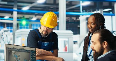 Photovoltaics fabrika müdürü sistem performansını izledikten sonra işçiye görev veriyor. Güneş panelleri imalat tesisi yöneticisi enerji üretimi ve verimliliğini arttırmak için mühendis gönderdi, kamera B