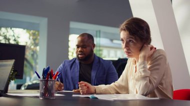 Araba galerisi satıcısı şartları kabul ettikten sonra okumak için çift belgesi veriyor. Menajer müşteriler satın almaya karar verdikten sonra imzalamaları için satış sözleşmesi veriyor. Kamera B.