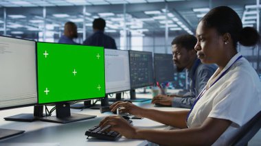 Sunucu çiftliğindeki yazılım geliştiricisi verileri model PC kullanarak potansiyel tehditlere karşı koruyor. Bilgi işlem uzmanı, veri merkezini yeşil ekran bilgisayarı ve kamera A ile hackerlara karşı koruyor.