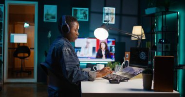 Bilgisayar bilimcisi yapay zeka sinirsel ağlarını güncelliyor, ikili kod senaryoları yazıyor. Apartman ofisindeki uzaktan çalışan AI, kamera B 'yi yükseltmek için dijital aygıt programlama kullanıyor