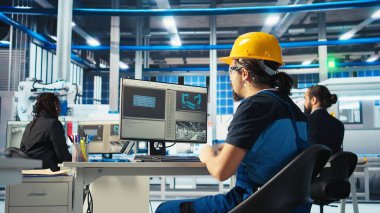 Fotovoltaik fabrikası uzmanı yenilenebilir enerji jeneratörlerinin modellerini yapıyor. Güneş panelleri fabrika teknisyeni üretiyor. Çevreye duyarlı güneş pilleri yapıyor. Kamera A.