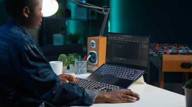 Ana ofiste, programlama dili kodu yazmak için dizüstü bilgisayar kullanarak serbest çalışan bir yönetici. Uygulama yapmak için dizüstü bilgisayar kullanan bir yazılım teknisyeni, kamera A