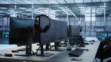 Yapay zeka uygulamaları, veri merkezinin iş yerinde şirket ağ ekipmanlarını ve el kamerası görüntülerini korumak için kullanılır. Yapay zeka programları sunucu odasında en iyi sistem performansını sağlamak için kullanılır