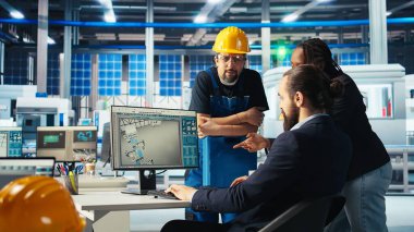 Photovoltaics fabrika müdürü işçilere iş veriyor, onlardan sistem parametrelerini ayarlamalarını istiyor. Ekip lideri çalışanlarına güneş paneli üretim tesisi ve kamera A 'daki enerji kaynaklarını nasıl optimize edeceklerini söylüyor.