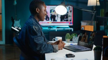 Uzaktan kumandalı çalışan, şirket toplantısında yönetim kuruluna rapor veriyor. Evden çalışan bir kadın uzaktan kumandalı video konferans görüşmesine katılıyor, sunum projesi, kamera A