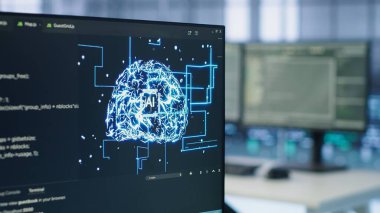 Yapay zeka iş yükleri ve sinirsel ağ öğrenme teknolojisinin veri işleme gereksinimleri için kullanılan sunucu çiftliğindeki PC ekran üzerindeki programlama dilini kapat, el kamerası görüntüsü