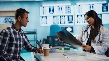 Hintli pratisyen hekim ve hasta tarama için teşhis araçları ve x-ray metin sonuçları ile tıbbi danışmanlık yaparlar. Sağlık hizmetleri uygulamaları ve araştırmaları gösteriliyor. Kamera B.