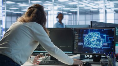 Sunucu odası AI iş yüklerini etkileyen bilgisayar arızasından sonra yönetici panikliyor, klavye tuşlarını spamlıyor. Yapay zeka çalışanı ağ arızasından sonra veri merkezi sistemlerini tamir etmeye çalışıyor, kamera