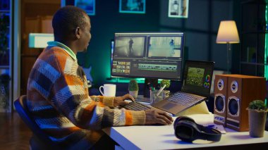 Videografi uzmanı, video montaj için yeni film klibi düzenliyor, post prodüksiyon ajansının serbest sözleşmesi üzerinde çalışıyor. Yaratıcı tasarımcı karşıtlığı araç çubuğu panelleri kullanarak ayarlıyor. Kamera B.