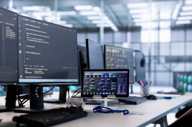 Veri merkezindeki bilgisayarlar rackmount 'a ev sahipliği yaparak hatalı işletim koşullarını sağlıyorlar. Veri merkezi cihazlarının enerji tüketimini izlemek için kullanılan masadaki PC monitörlerini ve tableti kapat