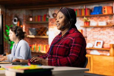 Çağrı merkezi danışmanının bilgisayar klavyesinde yazması müşterilere dijital iletişim kanallarından yardım etmesi. Müşteriyle canlı sohbet yapan arkadaş canlısı müşteri destek personeli