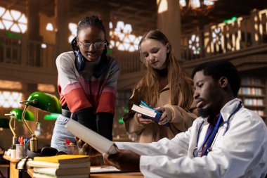 Çeşitli öğrenci grupları, ders kitapları ve ders notlarından yararlanarak hekim hocalarıyla bir tartışmaya girişiyor. Tıp araştırmalarındaki tıbbi bilgilerini genişletmek için üniversite kütüphanesi kaynaklarını kullanıyorlar..