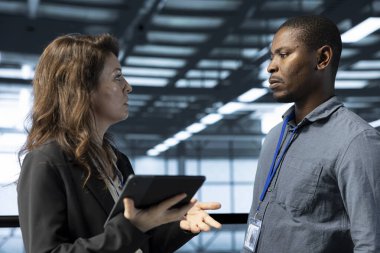 Bilgi işlem personeli, felaket kurtarma planlarını geliştirmek için tablet kullanıyor. Sunucu merkezindeki iş arkadaşları beyin fırtınası yapıyor, senaryolardaki başarısızlıkları test ediyor, bozulmalar sırasında verileri koruyor.