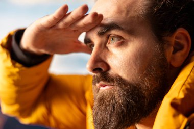 Gezgin nefes kesici dağ manzarasını ve güzel zirveleri alır, temiz hava ve panoramik gökyüzü ile yüksek irtifa manzarası dinlenmek için huzurlu bir ortam yaratır. Kişisel gelişim.