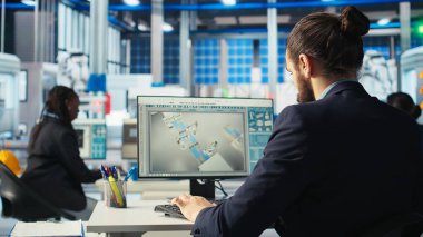 Fotovoltaik fabrikası mühendisi evrakları inceliyor, verileri analiz ediyor. Güneş panelleri fabrika çalışanlarının belgelerini okuması, teknik sorunlar, kamera A