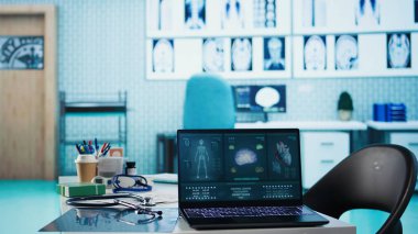 Boş bir doktor ofisi, teşhis ekipmanları ve tıbbi teknolojinin kullanıldığı bir hasta ziyareti bekliyor. Sağlık kontrolleri ve kişisel sağlık hizmetleri için ideal. İlaç kutuları.