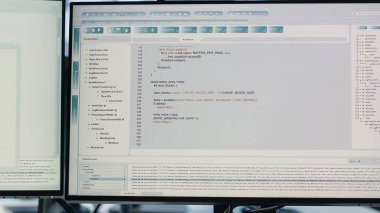 Veri merkezindeki bilgisayarlar yazılım sorunlarını tanımlamak ve çözmek için tanısal testler ve hata kontrol araçları çalıştırıyor. Kritik sistemleri izlemek ve sorunları kontrol etmek için kullanılan PC yazılımı