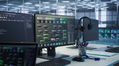 Donanım enerji tüketimini izleyen boş veri merkezindeki bilgisayar görüntülerini kapat. Sunucu merkez ofis masasındaki bilgisayar ekranları programlama yazılımını gösteriyor