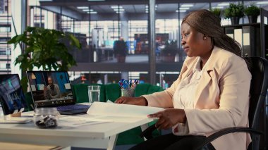 Küresel bir iş konferansına katılan güçlü kadın yönetmen, liderliğini, iletişim becerilerini ve sanayi eğilimlerinin önünde kalmaya olan bağlılığını gösteriyor. Yatırımcı grubu. Kamera B.