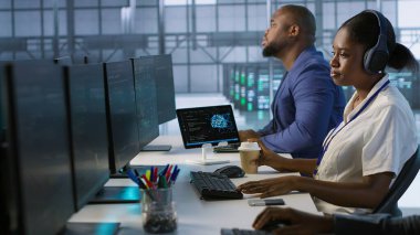 Veri merkezinde kahve içen ve yapay zeka öngörü bakım sistemlerini uygulayan bir yönetici. Sunucu merkezi çalışanı sıcak içecekten zevk alıyor. Donanım arızalarını tespit etmek için yapay zeka kullanıyor. Kamera A.