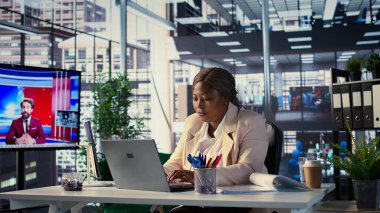 Siyahi kadın CEO 'su kariyer geliştirme stratejisi üzerinde çalışıyor. Şirket kârını arttırmak için birden fazla iş yapıyor. Verimlilik ve iş ahlakı için liderlik becerileri oluşturma kararı. Kamera B.