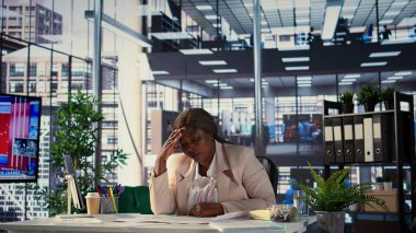 Afro-amerikan iş kadını ticari ofis alanları arıyor, kusursuz bir yer bulmak için planlar gözden geçiriyor ve bina planları hazırlıyor. Yatırım stratejisi gayrimenkul. Kamera B.