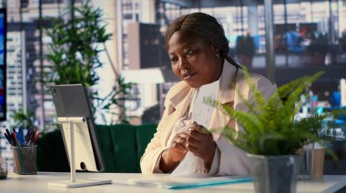 Yatırım planlarını tartışmak için hissedarlarla video görüşmesi yapan Afrikalı Amerikalı lider uluslararası alanda işi genişletmeye karar verdi. Güçlü kadın yönetmen fikirleri paylaşıyor. Kamera A.