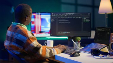 Merkez ofisteki programcı bilgisayarında kod yazarken böcekleri bulmaya odaklanıyor. Ekrana bakarken kaşlarını çatan, kod satırlarındaki hatalardan kafası karışmış Afrika kökenli bir bilişim yöneticisiydi. Kamera A.