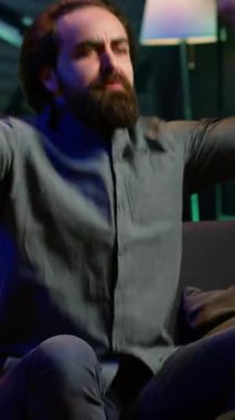 Dikey video hayranı televizyonda canlı bir spor programı izliyor, takım için ilahiler söylüyor, eğleniyor, koreografi dansı yapıyor. Evdeki destekçi enerjik el hareketi yapıyor, kendi kulübünün kazanması için tezahürat yapıyor, kamera A