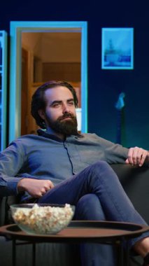 Dikey Videocu, evde televizyon servisiyle ilgili ilginç bir film izliyor, işten izin almanın tadını çıkarıyor. Kanepede TV 'de yayınlanan kaliteli filmin keyfini çıkaran kişi, kamera B