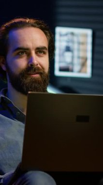 Evdeki dikey videocu TV 'de yayınlanan sorunlu olaylardan korktu ve aceleyle evden ayrıldı. Yaklaşan tehlikeden dehşete kapılan TV 'deki son dakika haberi, korkudan kaçan kişi, kamera A