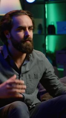 Dikey video taraftarı, takım hatası yüzünden üzgün bir şekilde canlı yayında maç izlerken hayal kırıklığına uğradı. Evdeki kanepede oturmuş futbol müsabakalarına bakan oyuncu, A kamerasıyla kaçırılmış.