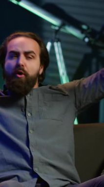 TV 'de maç izleyen dikey video taraftarı öfkelendi ve favori takım tarafından kabul edilen golle şaşkına döndü. Futbol müsabakasına bakan, penaltı kaçıran oyuncuya öfkeyle tepki veren adam dehşete düştü.