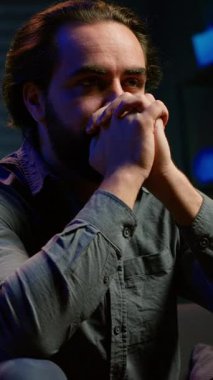 Dikey video Livid destekçisi, canlı yayın sırasında mağlup oldukları için kendi takımına küfrediyor ve kızgınlığını dile getiriyor. Kızgın adam hayal kırıklığı içinde yastık fırlatıyor favori kulübün hata yaptığını görüyor, kamera A