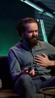 TV 'de film seyrederken kalp krizi geçiren dairedeki dikey videocu adam sorunlu, sakin bir hayat sürüyor. Hasta insan göğsünde ağrı hisseder, koltukta titrer, hayatı için savaşır.
