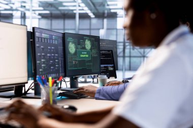 Bilgisayar bilimcisine sunucu merkezini yeniden yapılandırıp optimize ederken erişim izni veriliyor. IT uzmanı, veri merkezinin tüm hataları başarılı bir şekilde ortadan kaldırarak, etkin bir şekilde çalıştığından emin oluyor