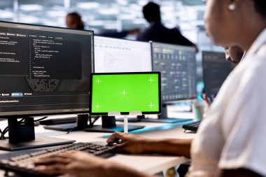 Veri merkezindeki bilgisayar bilimcisi, sunucuları kullanılabilir yazılım zayıflıklarından korumak için yeşil ekran tabletindeki sondaj sistemlerini güncelliyor. Sistem yöneticisi hataları aramak için model aygıtı kullanıyor