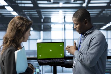 Veri merkezindeki mühendisler izole ekran defteri kullanıyorlar, analitikleri gözlemliyorlar, ekipman sağlığını inceliyorlar. Model dizüstü bilgisayar kullanan işçiler, sistem parametrelerini ayarlayan, bakım görevleri yapan