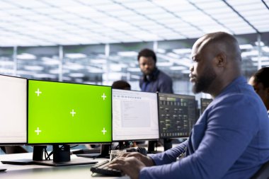 Sunucu odası idaresi verilerin model bilgisayar kullanılarak potansiyel tehditlerden korunmasını sağlıyor. İzole ekran bilgisayarı olan hackerlara karşı veri merkezini koruyan adam